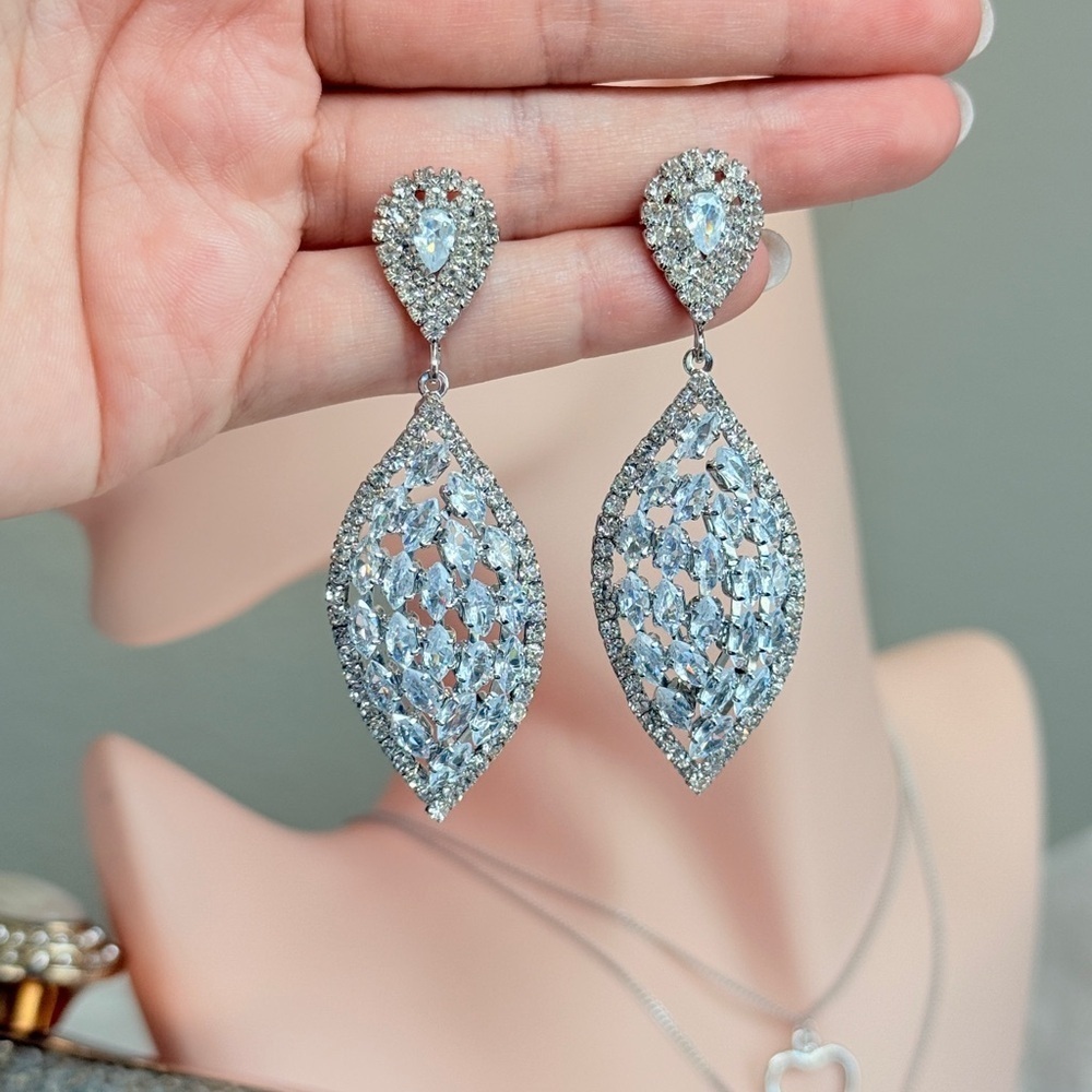 ⚜️ Chic Silver Teardrop Earrings - Picture 10 of 10